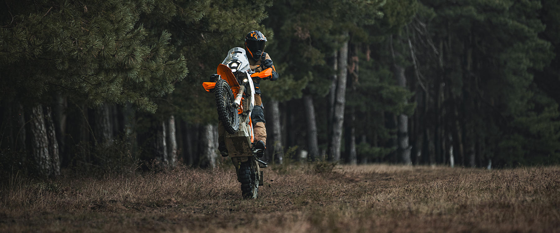 Motocicletas KTM Adventure en un camino de tierra